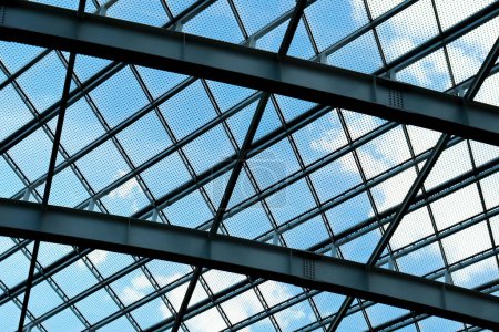 Foto de Cielo azul detrás de marco de techo de metal. Vista del cielo desde abajo hacia arriba. - Imagen libre de derechos