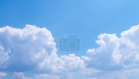 Gran cúmulo de nubes esponjosas y cielo hermoso azul brillante. Cielo foto de fondo para sus diseños.