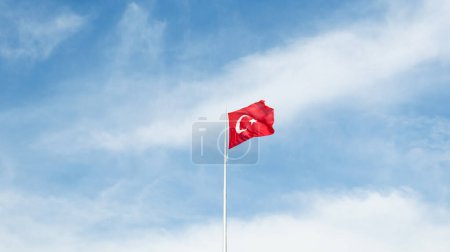 Die türkische Flagge weht im windigen, schönen blauen Himmel. Hintergrundbild zur Feier der türkischen Nationalfeiertage.