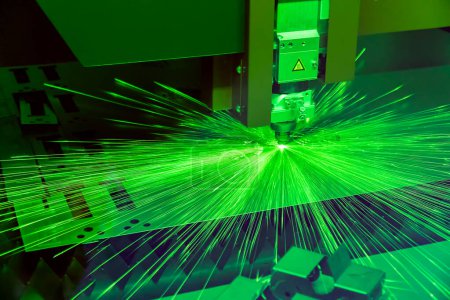 Téléchargez les photos : Tôle de découpe laser CNC avec éclat lumineux dans l'usine
. - en image libre de droit