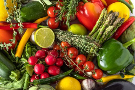 Foto de Verduras frescas y ecológicas en la mesa, vista superior. concepto de estilo de vida saludable. - Imagen libre de derechos