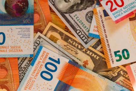 Téléchargez les photos : Multicurrency background of US dollars, euros and Swiss francs - en image libre de droit