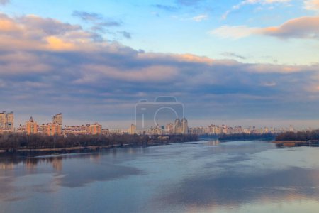 Foto de Vista del terraplén de Obolon del río Dnieper en Kiev, Ucrania - Imagen libre de derechos