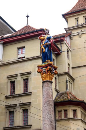 Foto de Fuente Anna Seiler (Anna-Seiler-Brunnen) en la ciudad vieja de Berna, Suiza. La fuente fue construida en 1545-1546. Autor Hans Ging - Imagen libre de derechos