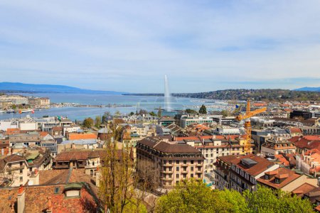 Blick auf die Stadt Genf, den Genfer See und den Jet d 'Eau Brunnen in der Schweiz. Blick vom Glockenturm der Kathedrale Saint Pierre