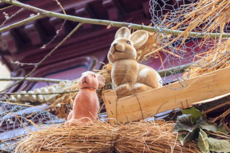 Téléchargez les photos : Décoration de Pâques avec des lapins de Pâques sur une maison - en image libre de droit