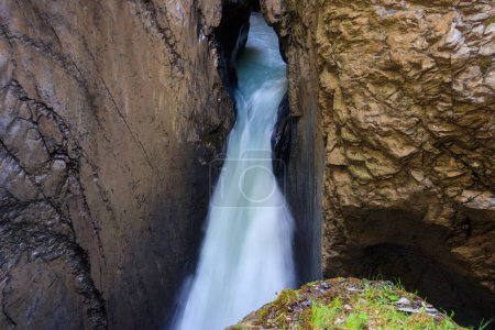 Die Trummelbachfälle sind eine Serie von zehn Gletscherwasserfällen im Inneren des Berges in Lauterbrunnen, Schweiz