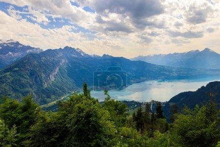 Atemberaubende Luftaufnahme des Thunersees und der Schweizer Alpen vom Aussichtspunkt Harder Kulm, Schweiz