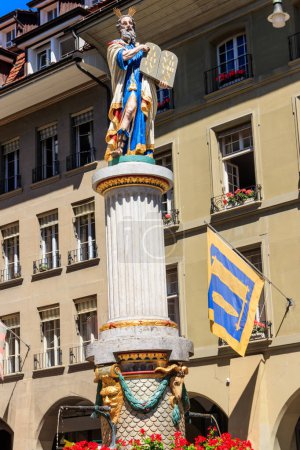 Foto de Moses Fountain (Mosesbrunnen) es una fuente en Munsterplatz en la Ciudad Vieja de Berna, Suiza. Figura de Moisés sosteniendo Diez Mandamientos - Imagen libre de derechos