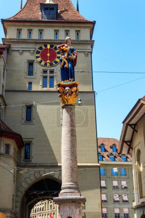 Foto de Fuente Anna Seiler (Anna-Seiler-Brunnen) y torre Kafigturm en la ciudad vieja de Berna, Suiza - Imagen libre de derechos