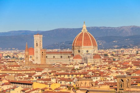 Photo pour Cathédrale de Florence, officiellement la Cathédrale de Sainte Marie de la Fleur vue de la colline Michelangelo à Florence, Italie - image libre de droit