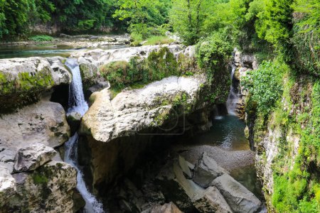 Foto de Cañón Martvili en Georgia. Hermoso cañón natural con vista al río Abasha - Imagen libre de derechos