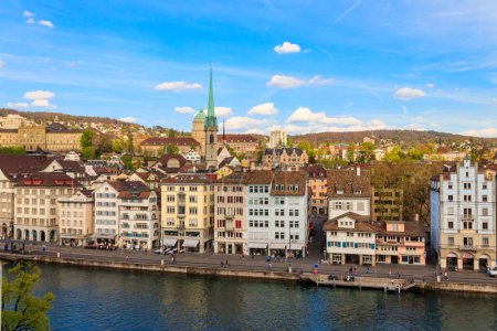 Foto de Zurich, Suiza - 19 de abril de 2022: Vista del casco antiguo de Zurich y el río Limmat desde la colina Lindenhof, Suiza - Imagen libre de derechos