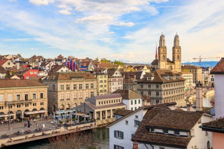 Téléchargez les photos : Zurich, Suisse - 19 avril 2022 : Vue de la vieille ville de Zurich et de la rivière Limmat depuis la colline Lindenhof, Suisse - en image libre de droit