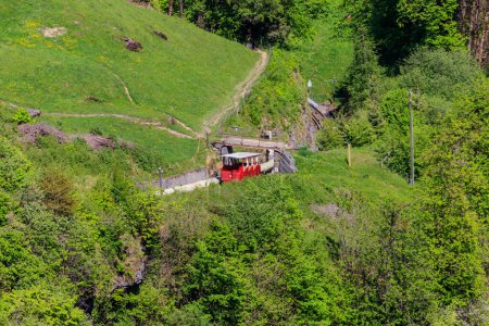 Téléchargez les photos : Funiculaire Reichenbachfall (Reichenbachfall-Bahn) de Willigen, près de Meiringen, aux célèbres chutes Reichenbach, Suisse - en image libre de droit