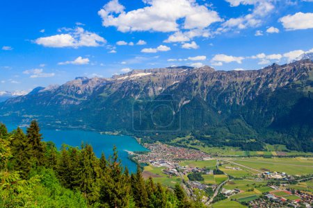 Téléchargez les photos : Vue aérienne à couper le souffle d'Interlaken, du lac Brienz et des Alpes suisses depuis le point de vue de Harder Kulm, Suisse - en image libre de droit