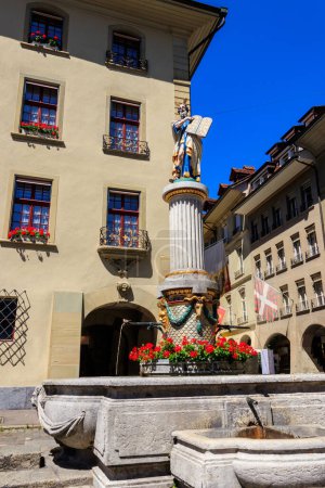 Foto de Moses Fountain (Mosesbrunnen) es una fuente en Munsterplatz en la Ciudad Vieja de Berna, Suiza. Figura de Moisés sosteniendo Diez Mandamientos - Imagen libre de derechos