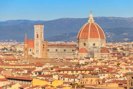 Téléchargez les photos : Cathédrale de Florence, officiellement la Cathédrale de Sainte Marie de la Fleur vue de la colline Michelangelo à Florence, Italie - en image libre de droit