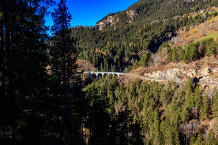 Téléchargez les photos : Vue du viaduc Landwasser, chemin de fer rhétien, Graubunden en Suisse - en image libre de droit