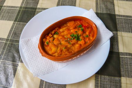 Tavche gravche (frijoles al horno) - plato tradicional macedonio sobre una mesa