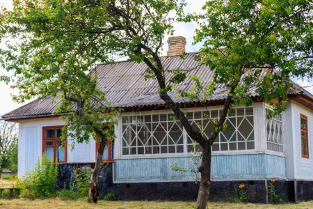 Téléchargez les photos : Petite maison dans le village ukrainien - en image libre de droit