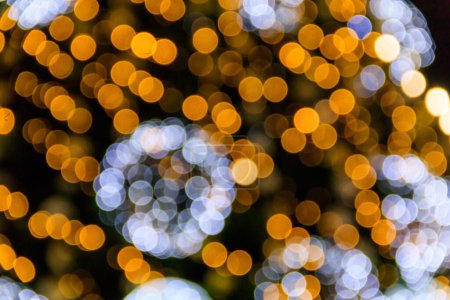 Téléchargez les photos : Contexte abstrait. Cercles colorés flous bokeh de lumières de Noël - en image libre de droit