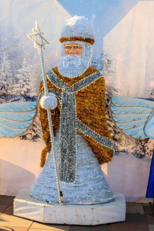 Téléchargez les photos : Figure de Saint Nicolas dans le parc de la ville. Décoration de Noël - en image libre de droit