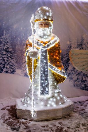 Téléchargez les photos : Figure illuminée de Saint Nicolas dans le parc de la ville la nuit. Décoration de Noël - en image libre de droit