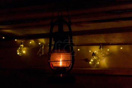 Foto de Lámpara de gas vintage con luz ardiente en la noche - Imagen libre de derechos