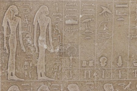 Téléchargez les photos : Peintures égyptiennes antiques et hiéroglyphes sculptés sur le mur de pierre - en image libre de droit