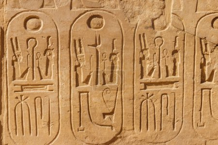 Téléchargez les photos : Hiéroglyphes égyptiens antiques sur le mur dans le complexe du temple Karnak à Louxor, Egypte - en image libre de droit