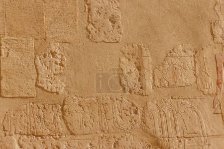 Téléchargez les photos : Anciennes peintures égyptiennes et hiéroglyphes sur un mur dans le temple mortuaire de Hatchepsout à Louxor, Egypte - en image libre de droit