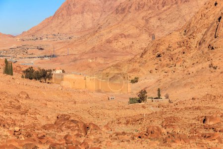 Téléchargez les photos : Vue du monastère Sainte-Catherine (ou du monastère sacré du mont Sinaï piétiné par Dieu) dans la péninsule du Sinaï, en Égypte - en image libre de droit