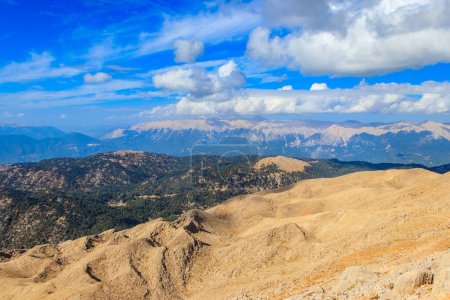 Foto de Vista de las montañas Tauro desde una cima de la montaña Tahtali cerca de Kemer, provincia de Antalya en Turquía - Imagen libre de derechos