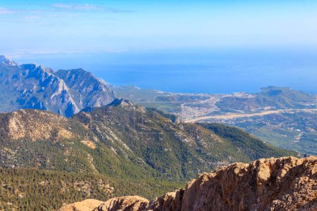 Foto de Vista de las montañas de Tauro y el mar Mediterráneo desde una cima de la montaña de Tahtali cerca de Kemer, provincia de Antalya en Turquía - Imagen libre de derechos