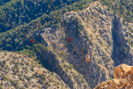 Foto de Teleférico en el teleférico que conduce a la cima de la montaña Tahtali en la provincia de Antalya, Turquía - Imagen libre de derechos