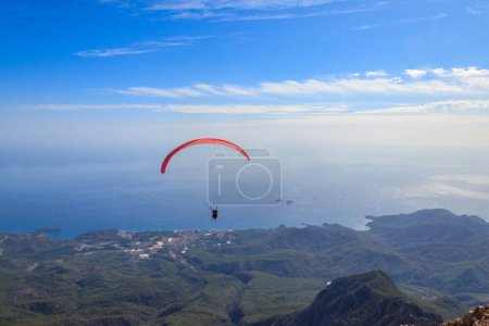 Foto de Parapentes volando desde una cima de la montaña Tahtali cerca de Kemer, provincia de Antalya en Turquía. Concepto de estilo de vida activo y aventura deportiva extrema - Imagen libre de derechos