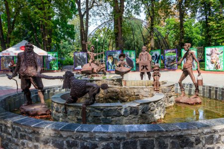 Téléchargez les photos : Kiev, Ukraine - 23 août 2019 : Fontaine avec des statues de héros d'un conte de fées "La Clé d'or ou les aventures de Pinocchio" au zoo de Kiev, en Ukraine - en image libre de droit