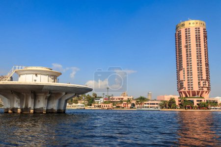 Foto de Cairo, Egipto - 8 de diciembre de 2018: Edificio del hotel de 5 estrellas Sofitel El Gezirah a orillas del río Nilo en El Cairo, Egipto - Imagen libre de derechos