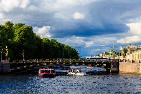 Foto de San Petersburgo, Rusia - 26 de junio de 2019: Barcos turísticos navegando por el río Fontanka cerca del puente Panteleymonovsky en San Petersburgo, Rusia - Imagen libre de derechos