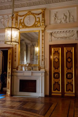 Foto de Gatchina, Rusia - 27 de junio de 2019: Interior del comedor de mármol de Pablo el Primero en el Gran Palacio de Gatchina, Rusia - Imagen libre de derechos