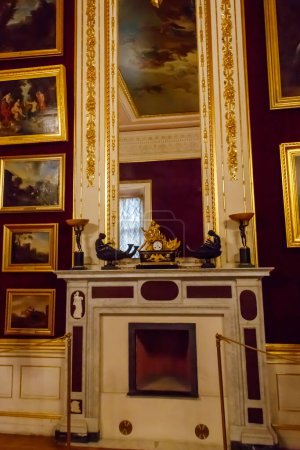 Foto de Gatchina, Rusia - 27 de junio de 2019: Interior de la sala del Trono de la emperatriz María Fedorovna en el Gran Palacio de Gatchina, Rusia - Imagen libre de derechos
