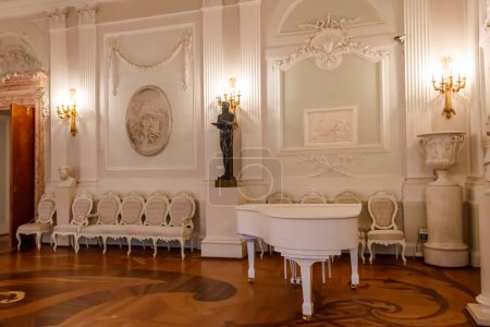 Téléchargez les photos : Gatchina, Russie - 27 juin 2019 : Intérieur de la salle blanche au palais Big Gatchina, Russie - en image libre de droit