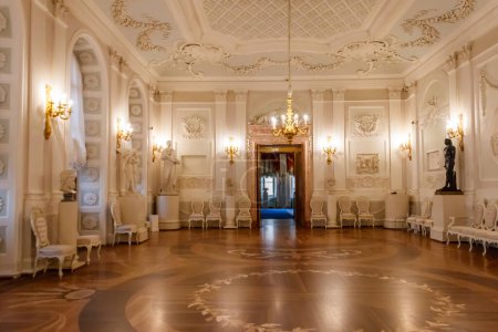 Téléchargez les photos : Gatchina, Russie - 27 juin 2019 : Intérieur de la salle blanche au palais Big Gatchina, Russie - en image libre de droit