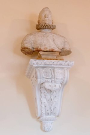 Foto de Gatchina, Rusia - 27 de junio de 2019: Busto de mármol del rey español Felipe III en el Gran Palacio de Gatchina, Rusia - Imagen libre de derechos