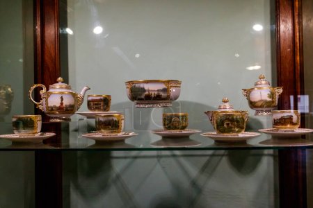 Téléchargez les photos : Gatchina, Russie - 27 juin 2019 : Ensemble de thé en porcelaine impériale au palais Big Gatchina, Russie - en image libre de droit