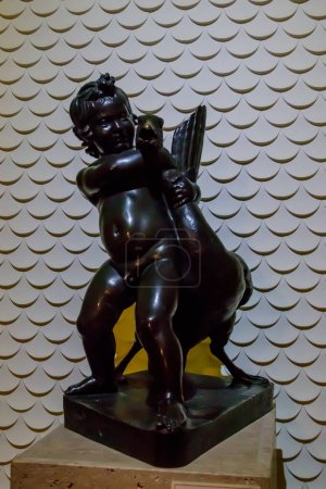 Foto de Gatchina, Rusia - 27 de junio de 2019: Escultura "Niño con ganso" en el Gran Palacio de Gatchina, Rusia - Imagen libre de derechos