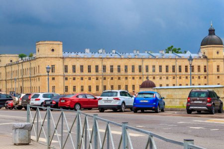 Foto de Gatchina, Rusia - 27 de junio de 2019: Gran Palacio de Gatchina es un palacio en Gatchina, suburbio de San Petersburgo, Rusia - Imagen libre de derechos
