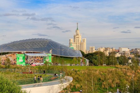 Foto de Moscú, Rusia - 15 de agosto de 2019: Gran anfiteatro en el parque Zaryadye en Moscú, Rusia. El rascacielos de Stalin en el terraplén de Kotelnicheskaya sobre un fondo - Imagen libre de derechos