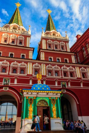 Photo for Moscow, Russia - August 15, 2019: Resurrection Gate, main access to Red Square in Moscow, Russia. Gate adjoins State Historical Museum and former building of Moscow City Hall - Royalty Free Image